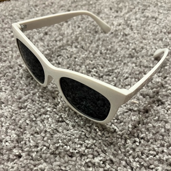Stylish White and American Flag Sunglasses - Picture 5 of 5